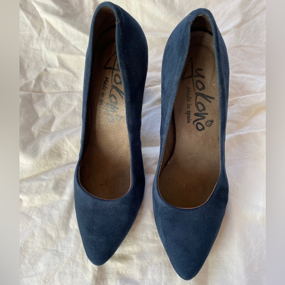 Beautiful blue suede heels made in Spain. Size 38 (6.5). - Picture 2 of 7